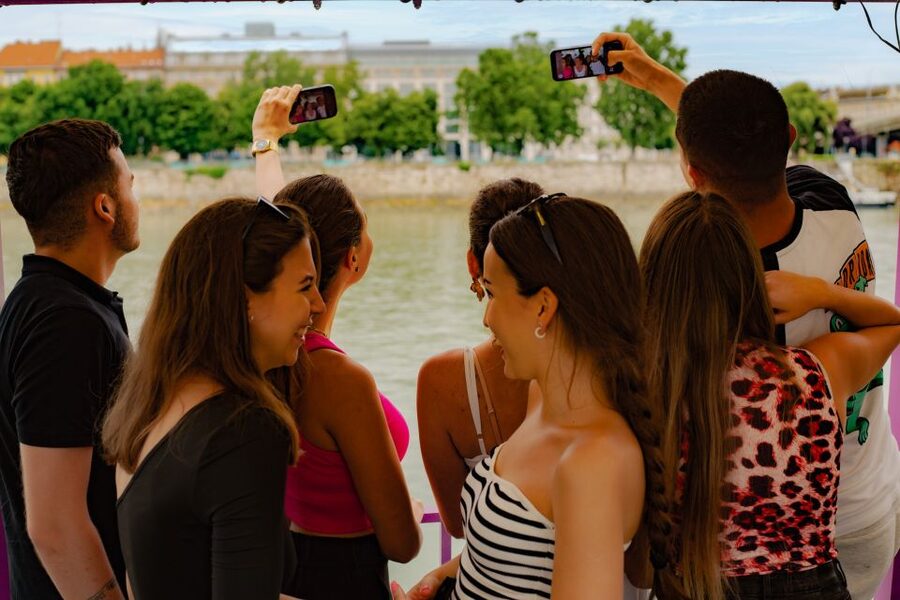 Best of Budapest Cruise - Crowds and seating: plan for the reality on a popular route