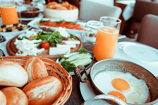 Bottomless Brunch and Cruise with Prosecco in Budapest - Food breakdown: what you are actually eating during brunch