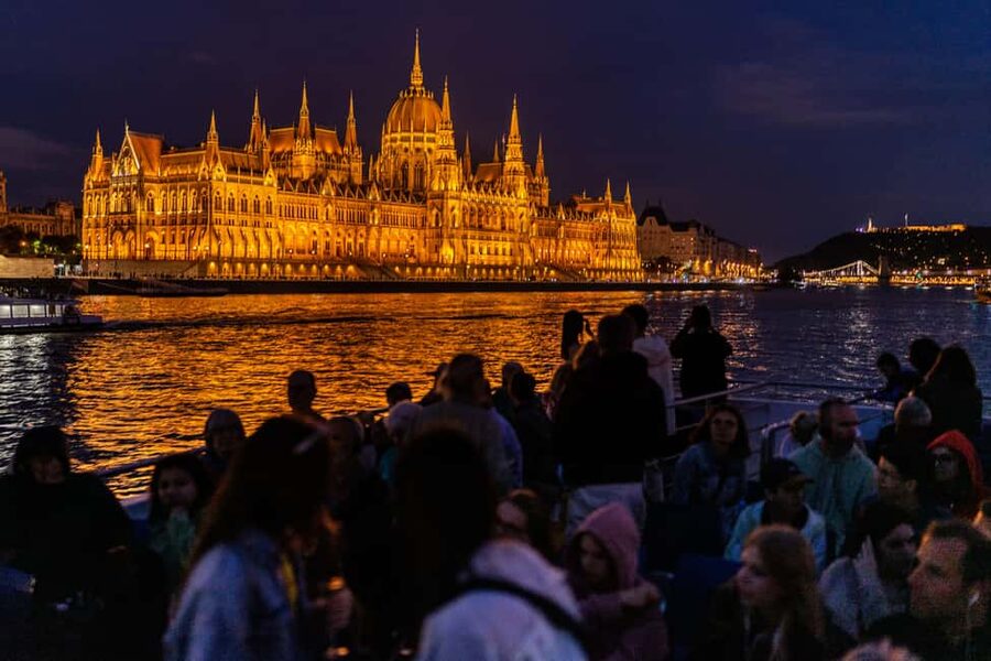 Budapest: 1-Hour Evening Sightseeing Cruise with Drink - Chain Bridge to the Parliament Building, where the river narration helps most
