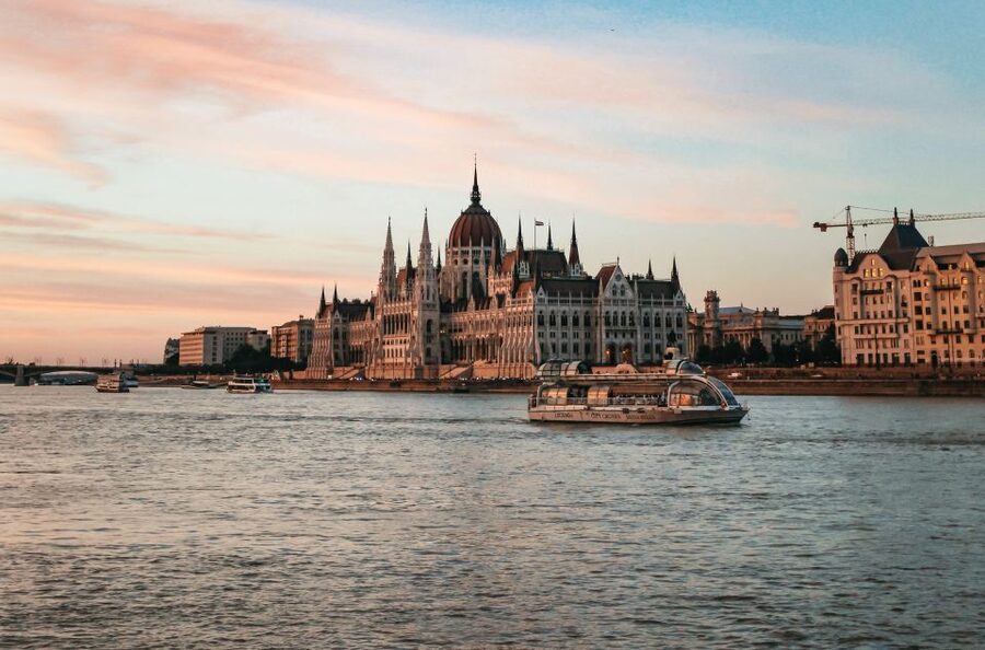Budapest: 1-Hour Evening Sightseeing Cruise with Drink - Margaret Bridge moments, and why the mid-cruise timing is underrated