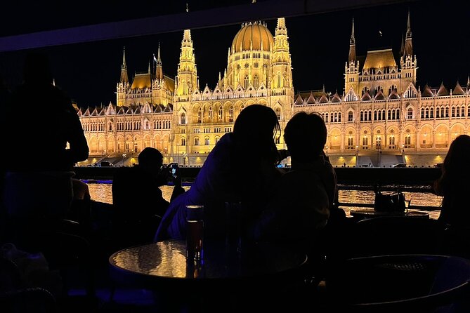 Budapest: 1-Hour Highlights Cruise with Welcome Drink - Onboard setup: seats, deck views, and how to get the best photos