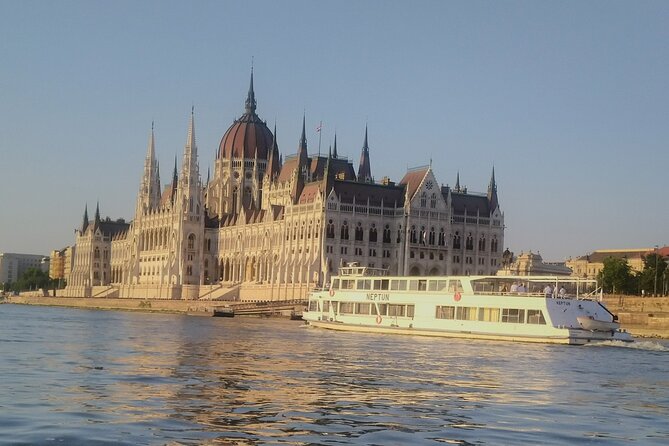 Budapest: 1-Hour Highlights Cruise with Welcome Drink - The welcome drink: a nice touch, and a reason to go with the right expectations