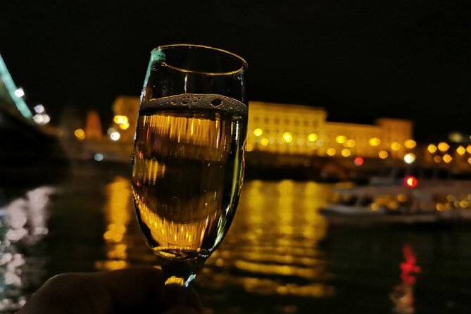 Budapest: 1-Hour Highlights Cruise with Welcome Drink - Wi-Fi on the river: using it to turn silence into learning