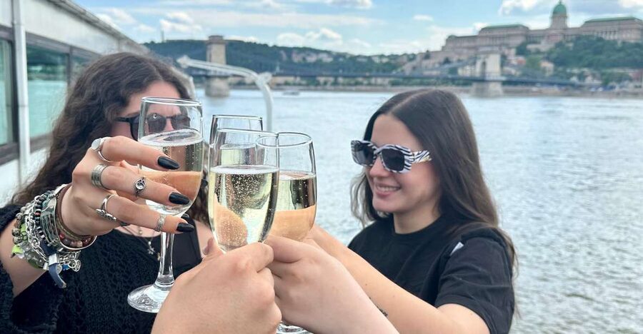 Budapest: 1 hr Sunshine Booze Cruise with Prosecco - Key things I’d bet on before you book