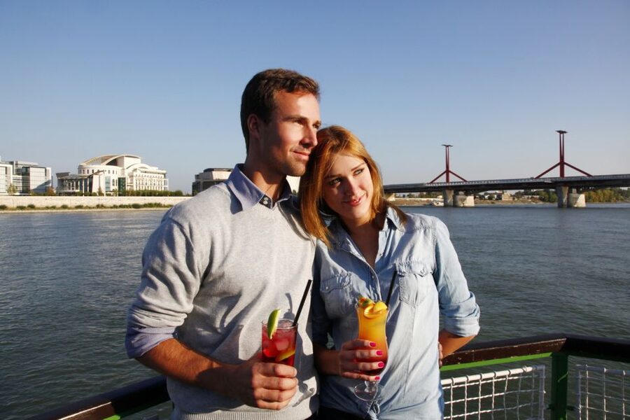 Budapest: 1 hr Sunshine Booze Cruise with Prosecco - Who should book this Budapest prosecco cruise