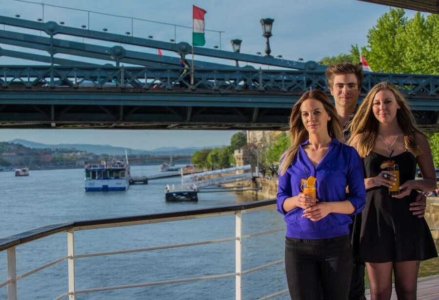 Budapest: 1 hr Sunshine Booze Cruise with Prosecco - Drinks on board: cocktails, craft beer, and bottomless prosecco
