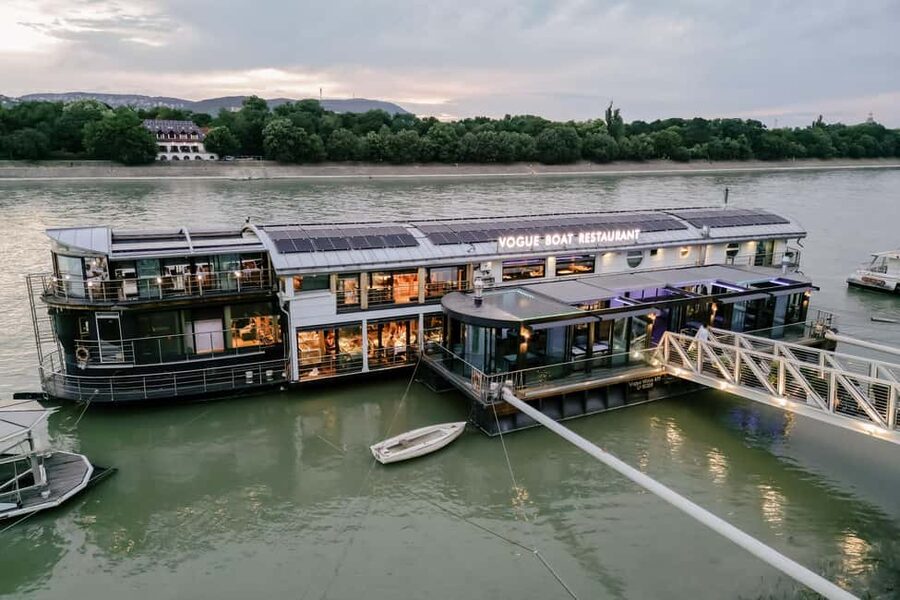 Budapest: 3-Course Dinner for 2 - stationary Boat Restaurant - Key points I’d anchor on