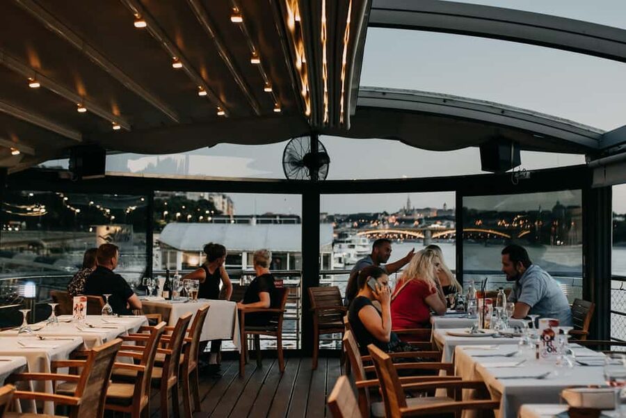 Budapest: 3-Course Dinner for 2 - stationary Boat Restaurant - Vogue Boat Restaurant on a Stationary Danube Ship: The Date-Night Setting