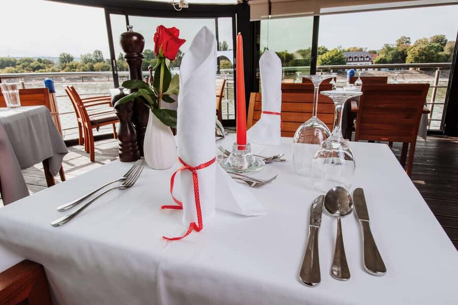 Budapest: 3-Course Dinner for 2 - stationary Boat Restaurant - Views From the Panoramic Tables: How the Danube Sunset Works Without Motion