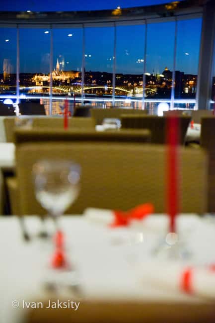 Budapest: 3-Course Dinner for 2 - stationary Boat Restaurant - Service and Atmosphere in the Candlelit Interior