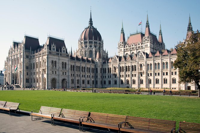 Budapest 3-Hour City Tour - Kossuth tér and the Hungarian Parliament Finish: A Dramatic End With Timing Built In