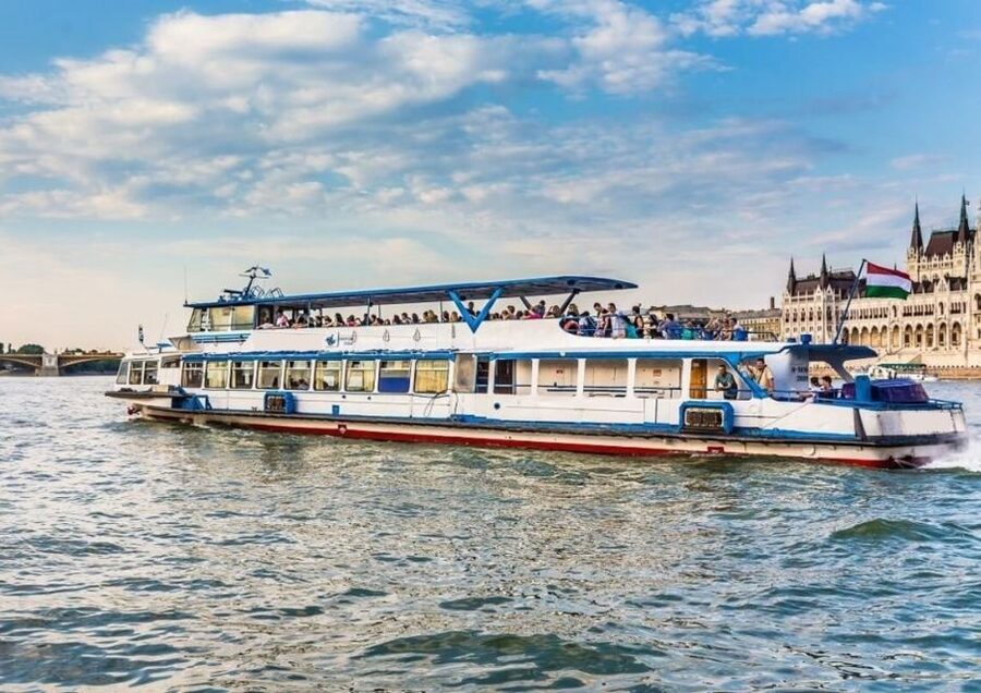 Budapest: 3-hour City Tour with Castle Walk + 1-hour Cruise - Gellért Hill photo stop and the boulevard loop back toward the river