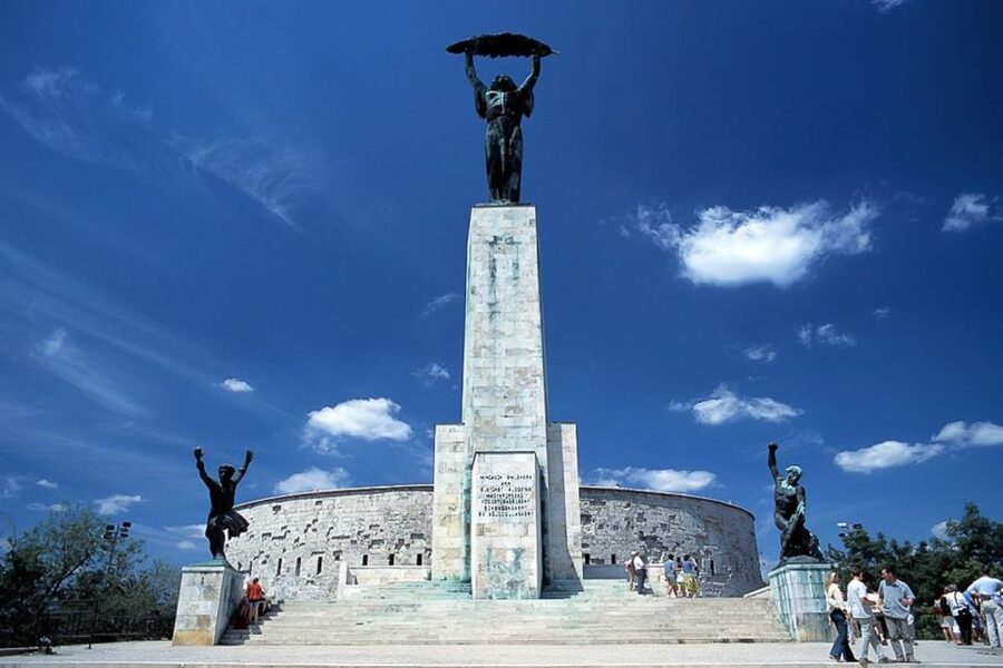 Budapest: 3-Hour Grand City Tour and Castle Walk - Gellért Hill photo stop: quick, scenic, and worth the short wait