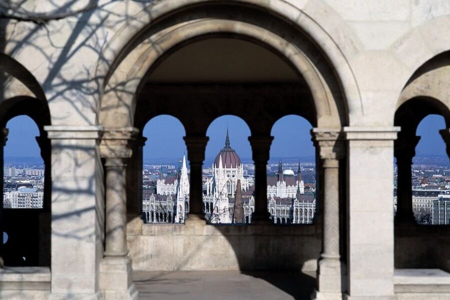 Budapest: 3-Hour Grand City Tour and Castle Walk - Danube crossings and Pest landmarks: connecting Andrássy Avenue to what you just saw