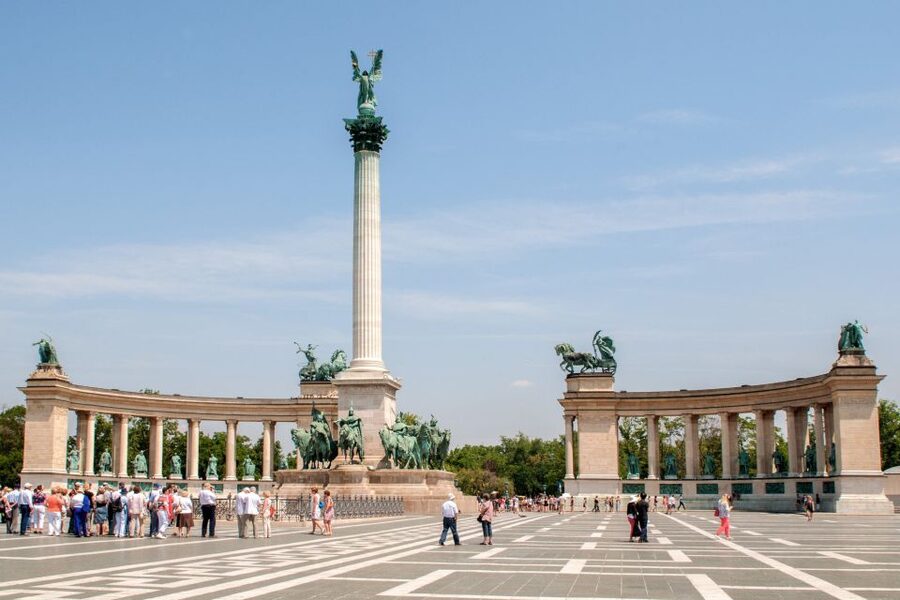 Budapest: 3-Hour Live Guided Sightseeing Tour - Elizabeth Bridge and the Danube drive: a skyline tour with a story