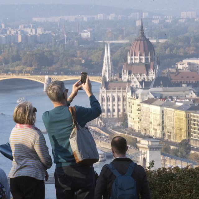 Budapest: 3-Hour Live Guided Sightseeing Tour - Central Market Hall, the synagogue area, and what to do with it later