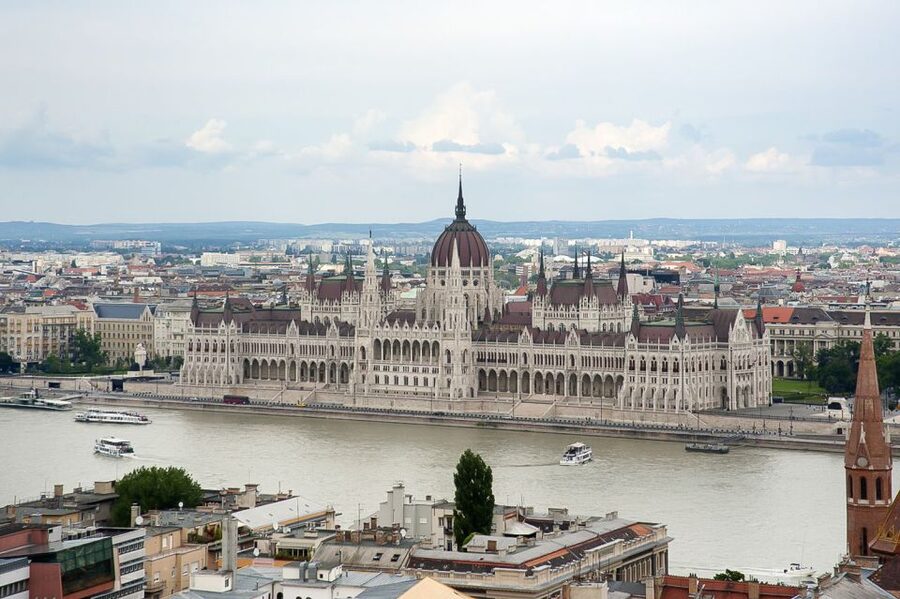 Budapest 3-Hour Walking Tour in Italian - Meeting near St. Stephen’s Basilica: get your bearings fast