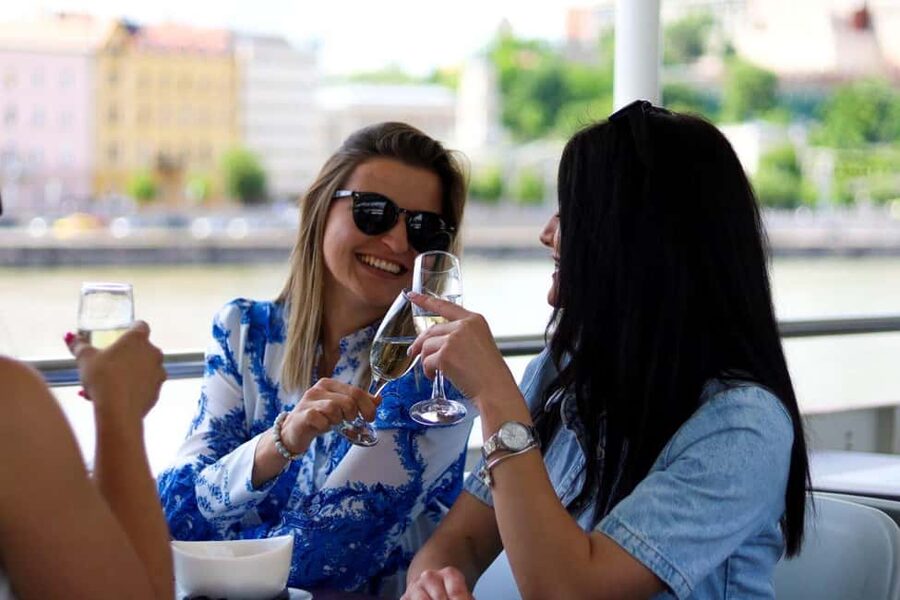 Budapest: 60-Minute Panoramic Cruise with Drink included - Finding Silverline Cruises by Elizabeth Bridge (and boarding smoothly)