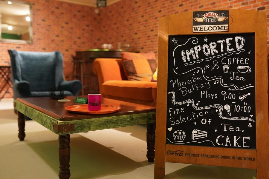 Budapest: 90s Sitcom Escape Room Adventure with Drinks - Inside the Themed Rooms: Kitchen, Apartment, and Café-Style Puzzles