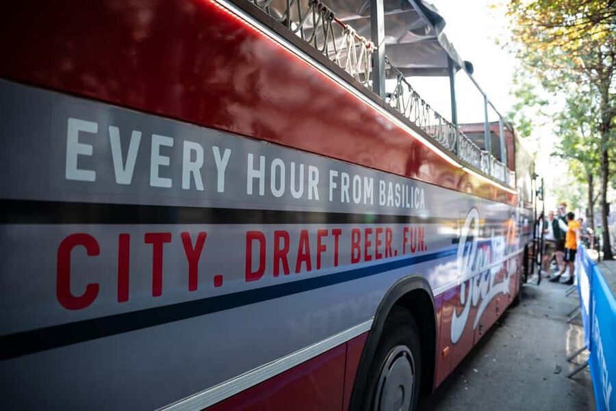 Budapest: BeerBus Sightseeing Tour with unlimited beer - Heroes’ Square to Chain Bridge: Big Landmark Scale, Fast