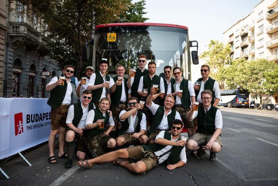 Budapest: BeerBus Sightseeing Tour with unlimited beer - Gellert Hill and Liberty Bridge for Skyline Moments
