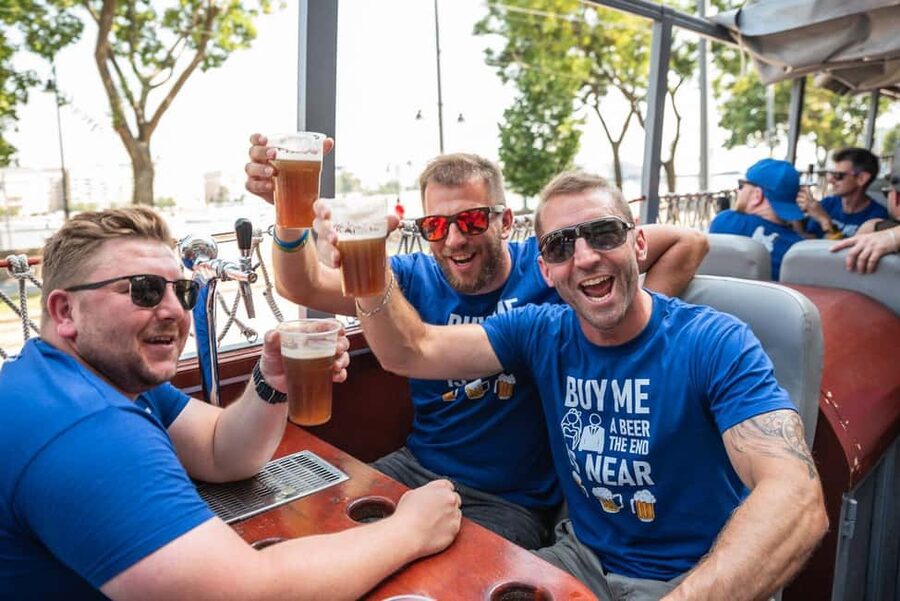 Budapest: BeerBus Sightseeing Tour with unlimited beer - Retractable Roof, Music, and the Social-Party Spirit