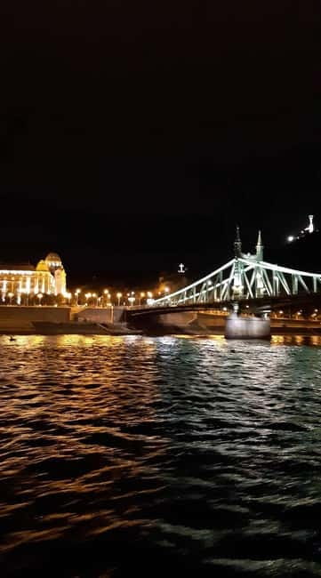 Budapest Boat Cruise with Personal Live Tour Guiding(+Drink) - The welcome drink, and the bar situation