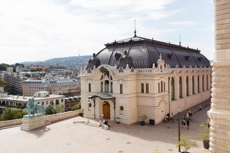 Budapest: Buda Castle Walking Tour & Folk Music Performance - Key highlights at a glance