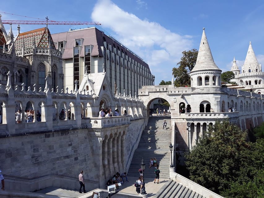 Budapest: Buda Castle Walking Tour & Folk Music Performance - Starting at Szentháromság-szobor: your easy first landmark