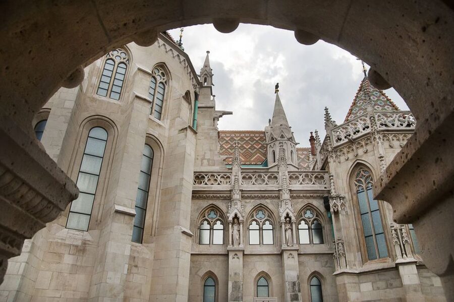 Budapest: Buda Castle Walking Tour in German - Starting at Szentháromság Square, and why you should arrive early