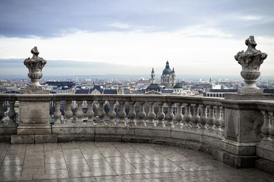 Budapest: Buda Castle Walking Tour in German - Fisherman’s Bastion for fairy-tale structure, plus real navigation views