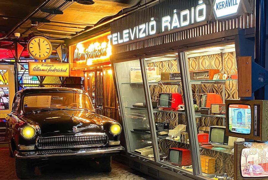 Budapest: Budapest Retro Interactive Museum Ticket - The TV News Studio: Reading the Past Through Period Cameras