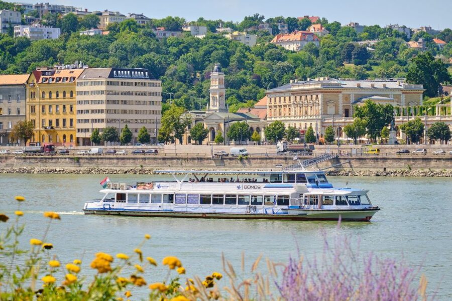 Budapest: By Night Sightseeing Cruise with Welcome Drink - The QR audio guide: how to use it without headaches
