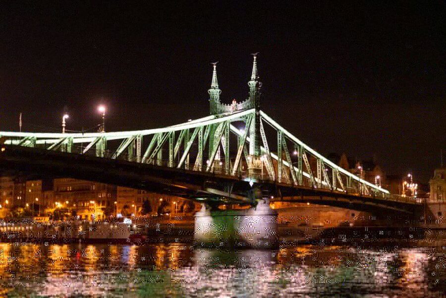 Budapest: Candlelit Dinner River Cruise with Live Music - Retractable windows and photo-friendly views of Hungary’s icons