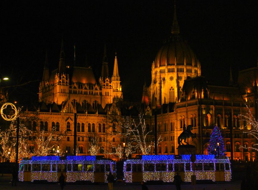 Budapest Christmas Walking Tour w Entry to Basilica - St Stephen’s Basilica skip-the-line entry and the Holy Right relic