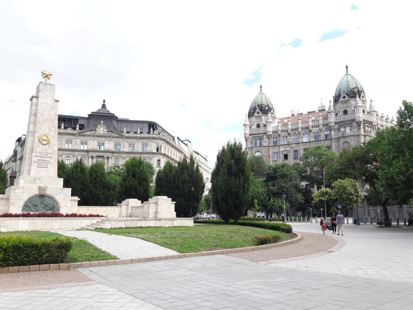 Budapest: City Center Walking Tour - Pest pedestrian streets and Mr. Safe, the smile stop