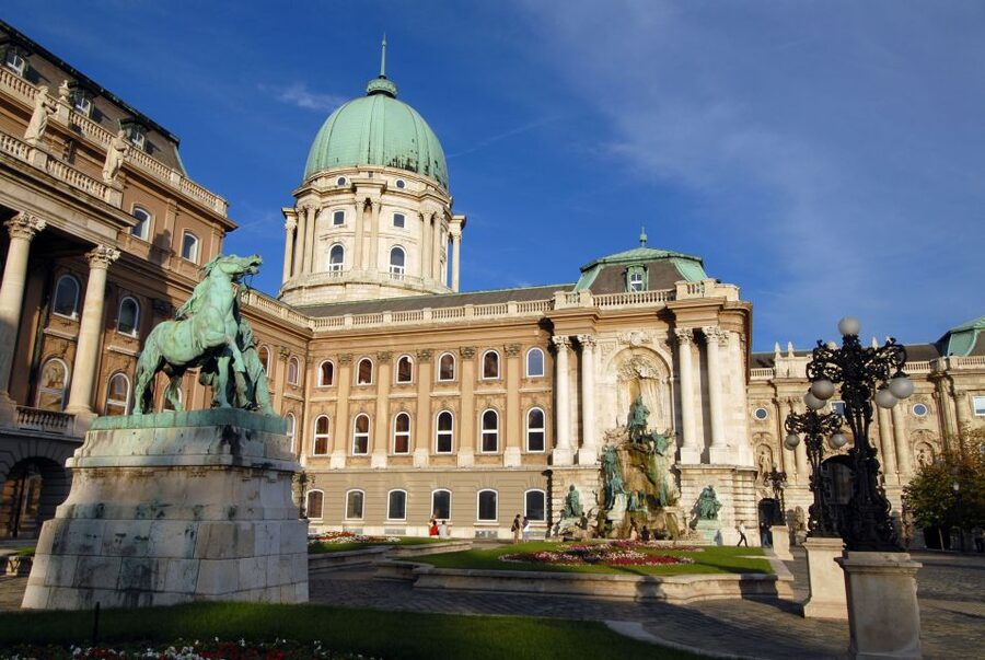 Budapest: City Discovery Tour - Meeting at Eurama: where to go before the bus leaves