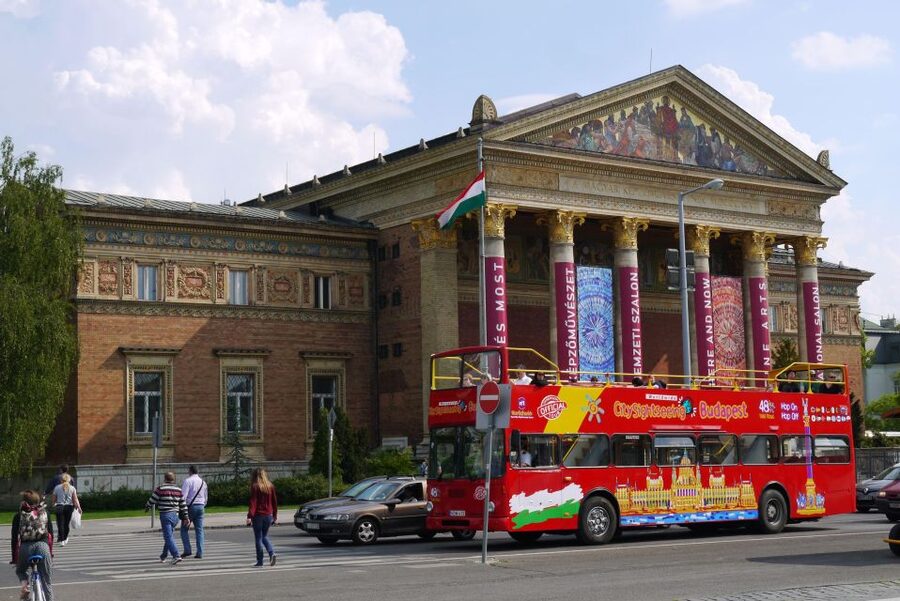 Budapest: City Sightseeing Hop-On Hop-Off Bus Tour & Extras - Audio guide in 15 languages: how to actually use it on a moving bus