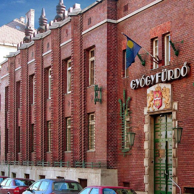 Budapest: Dandar Thermal Bath Full-Day Admission - Dandar Thermal Bath in Budapest, what makes it feel local