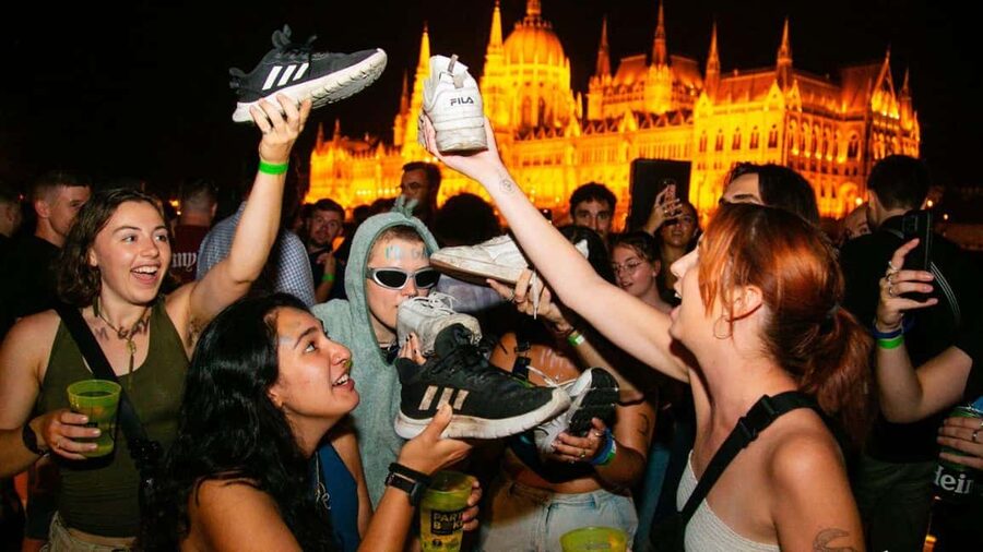 Budapest: Danube Beat Party Cruise with DJ & Drink Packages - The sightseeing part: what you’ll see from the river at night