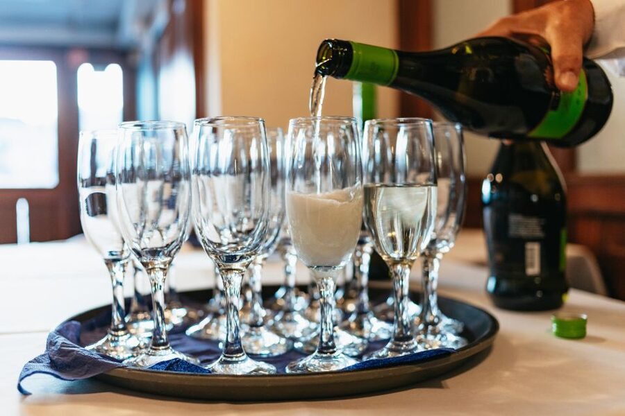 Budapest: Danube River Cruise with Dinner and Prosecco - Practical tips for seats, photos, and tipping in forints