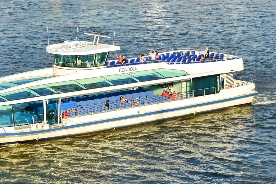 Budapest: Daytime Sightseeing Boat Cruise - Included drinks and free Wi-Fi, small perks that change the mood