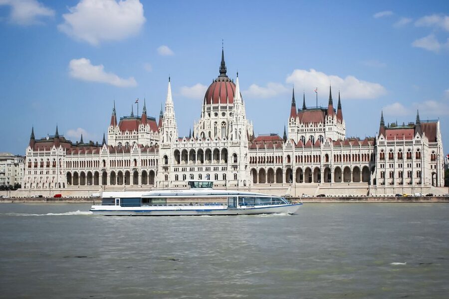 Budapest: Daytime Sightseeing Boat Cruise - Timing advice: go earlier for daylight, or later for the Parliament glow