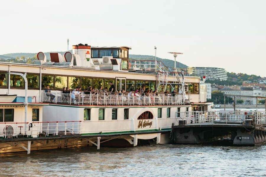 Budapest: Dinner Cruise with Live Music and Folk Dance Show - Where You Start: Finding Akadémia 2 Ponton Without Stress