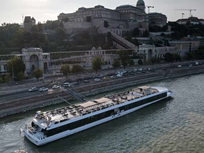 Budapest: Dinner Cruise with Live Music & Unlimited Drinks - The staff makes or breaks the night, and the service here gets high marks