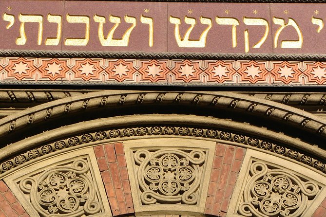 Budapest Dohany Synagogue & Hungarian Jewish Museum & free extras - Stop 2: Raoul Wallenberg memorial park and the Holocaust Cemetery in 15 minutes