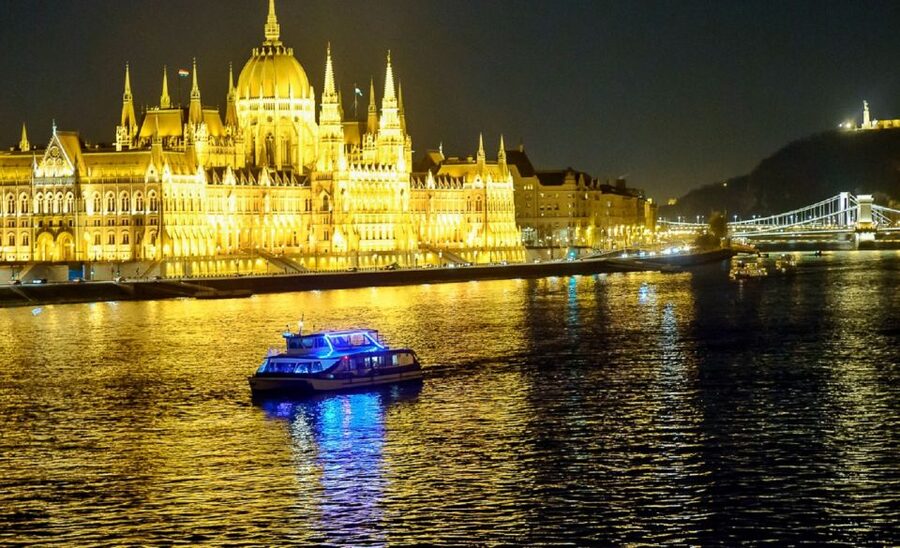 Budapest: Drink & Piano Show - The Piano Show: Two Pianists, One Charming Singer