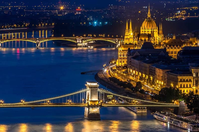 Budapest: Evening Castle Hill Tour with Fishermen's Bastion - Why Castle Hill After Dark Beats Daytime Crowds