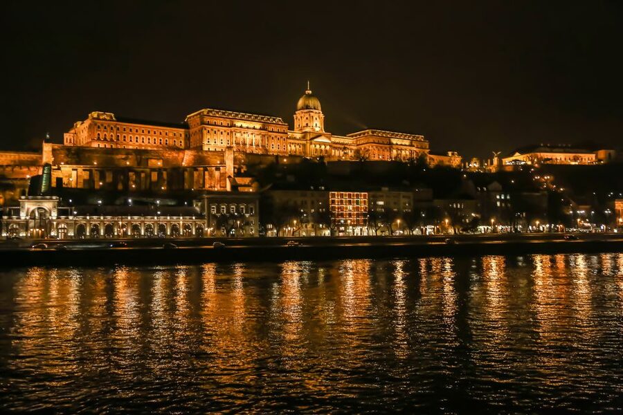 Budapest: Evening Cruise including Drink Options - Atmosphere beyond the skyline, live music and Hungarian dance
