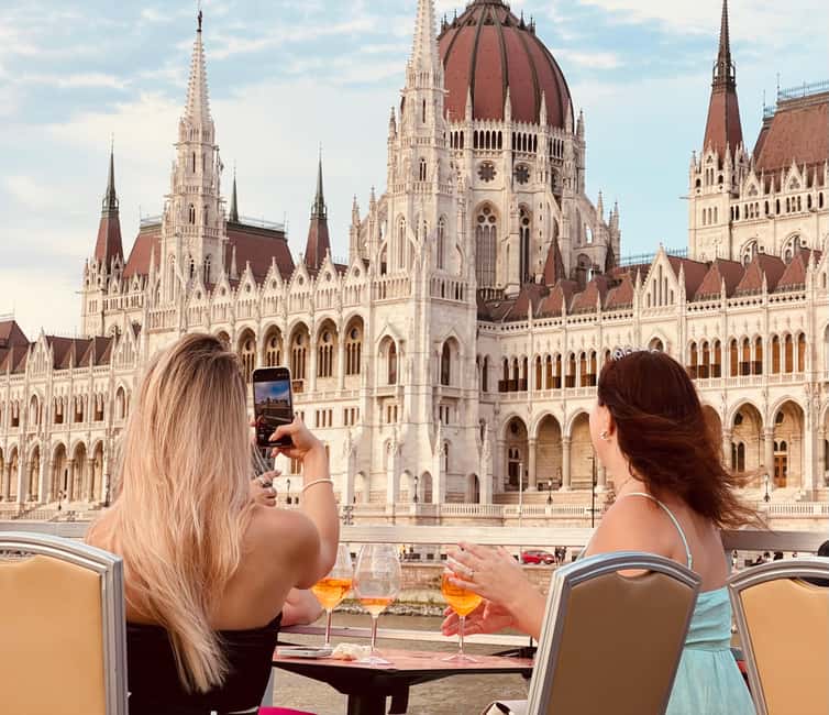 Budapest: GLOW Sightseeing Cruise with Welcome Drink - Why a 1-hour night cruise is one of the easiest ways to see Budapest